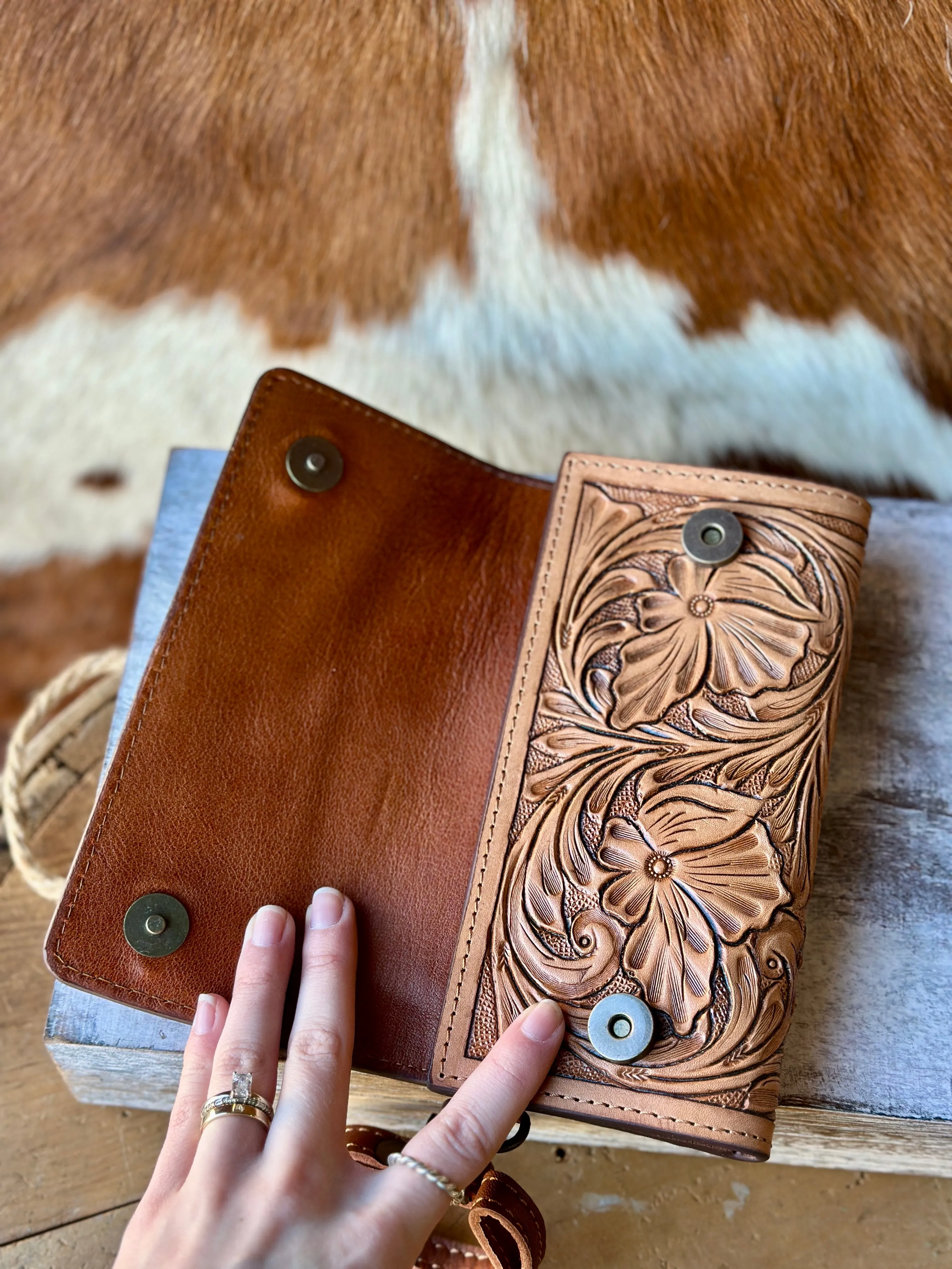 Matilda Tooled Leather Organized Clutch [Natural]